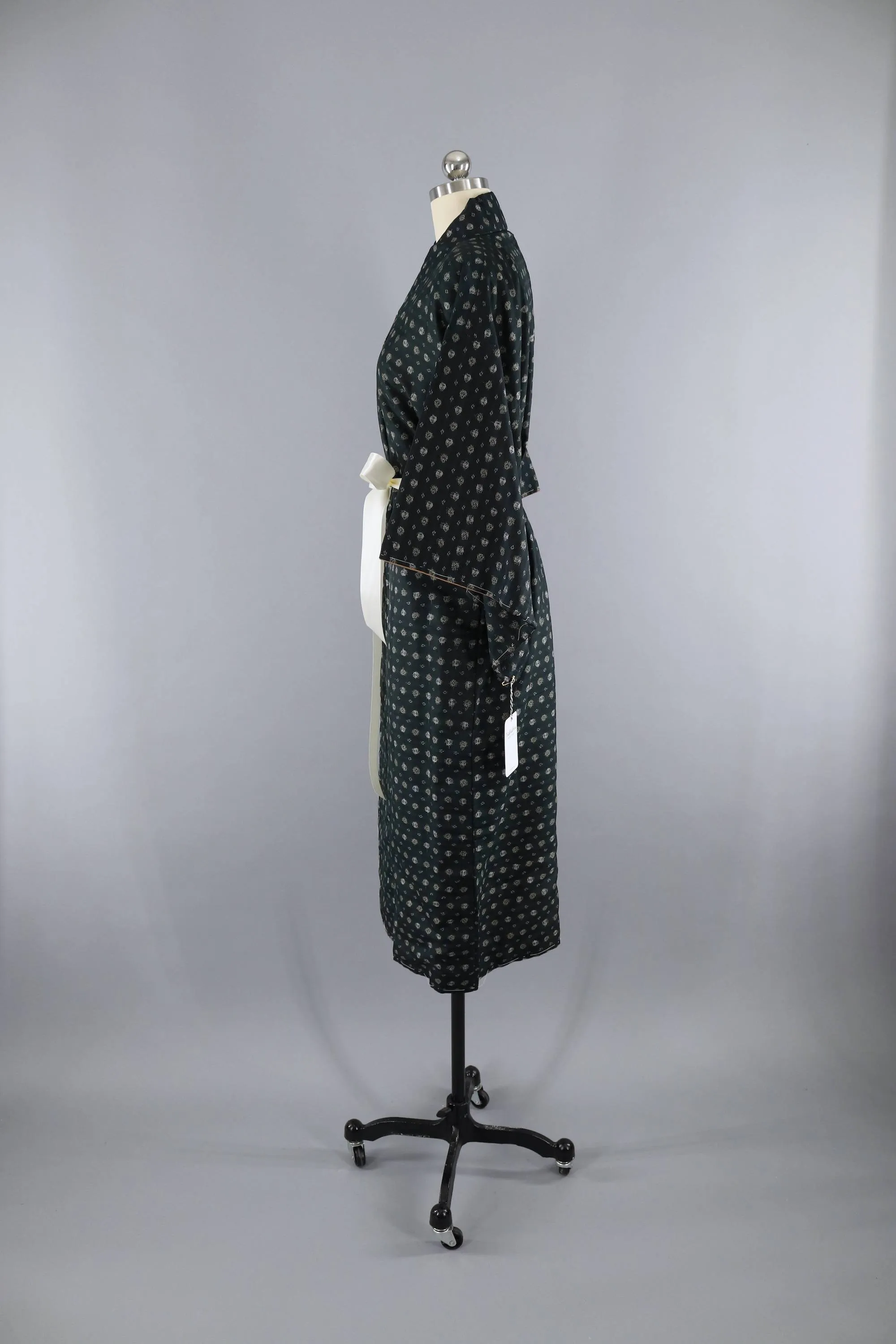 Vintage 1940s Silk Kimono Robe / Black White Meisen Ikat