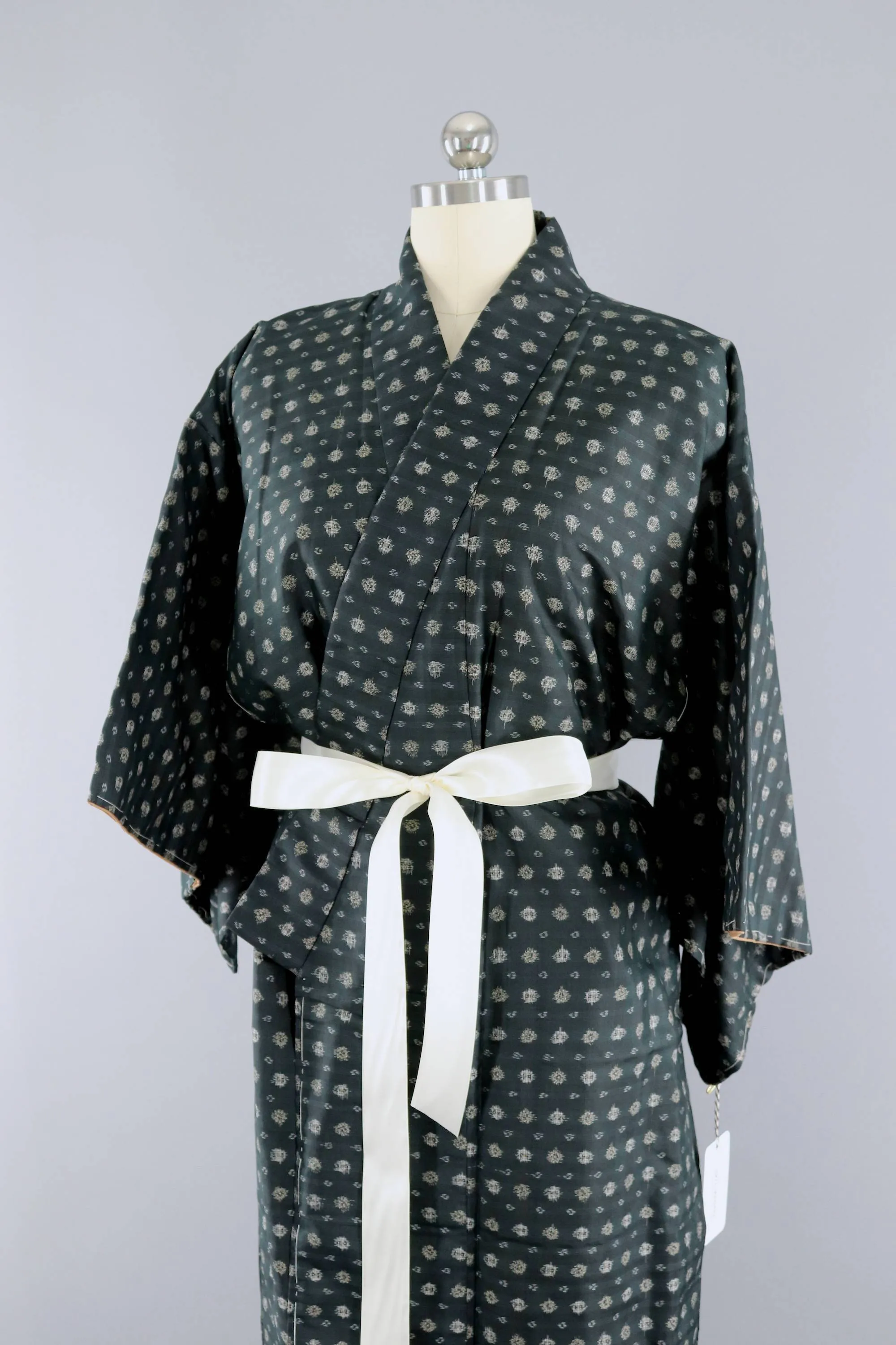 Vintage 1940s Silk Kimono Robe / Black White Meisen Ikat