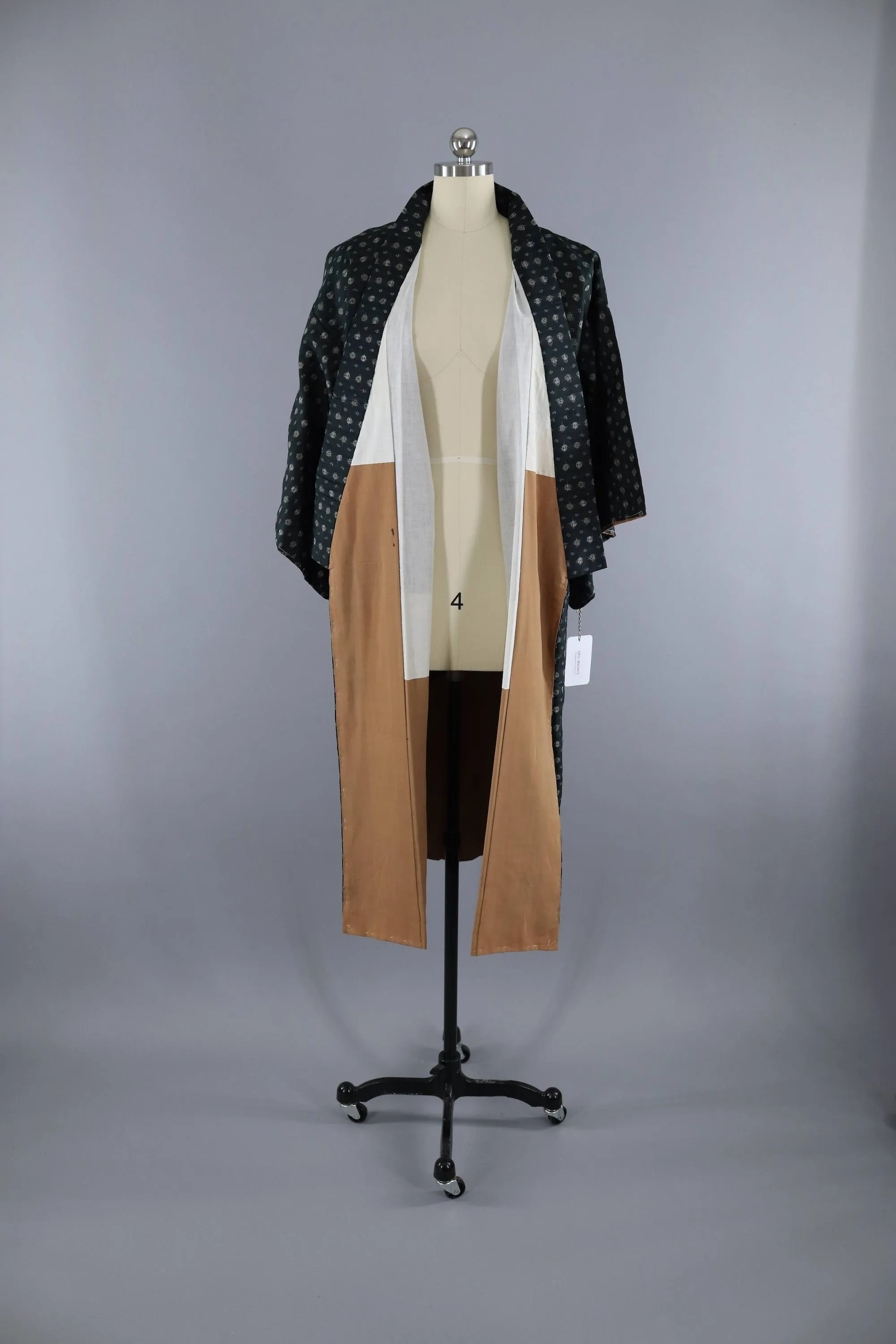 Vintage 1940s Silk Kimono Robe / Black White Meisen Ikat