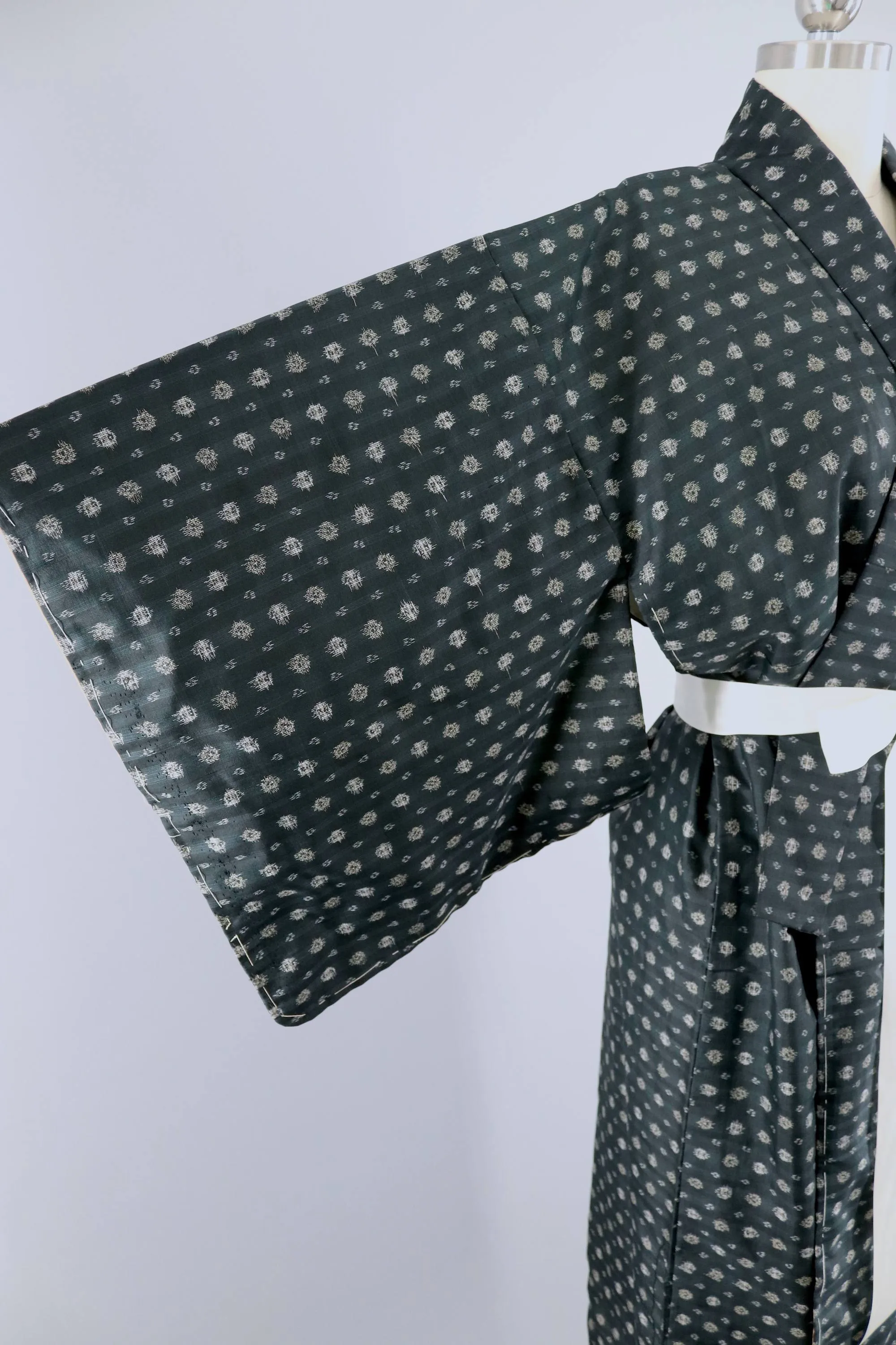 Vintage 1940s Silk Kimono Robe / Black White Meisen Ikat
