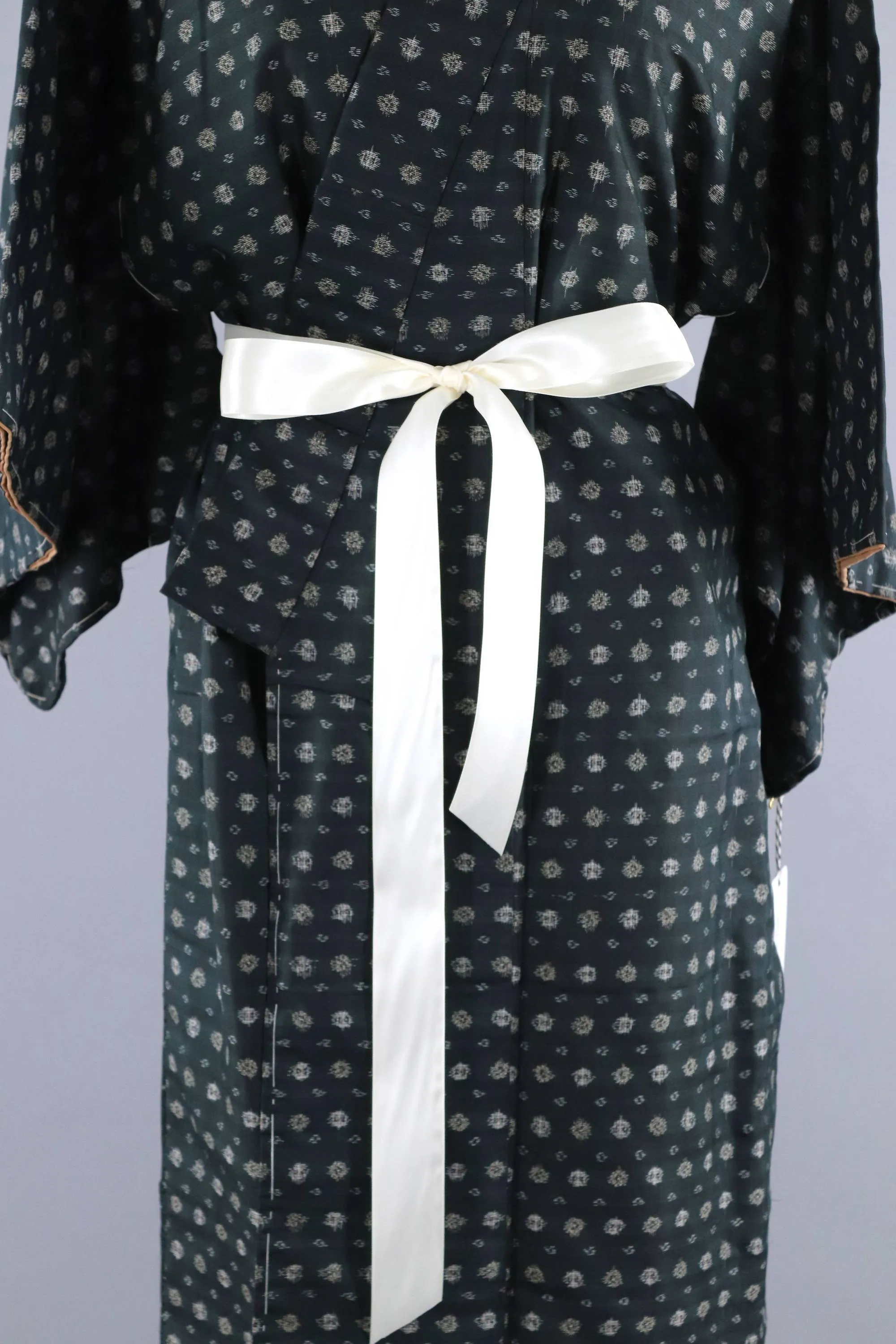 Vintage 1940s Silk Kimono Robe / Black White Meisen Ikat
